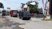 Kondisi di jalan depan pasar sapi lama itu memang terlihat rusak.