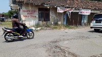 Di dinding bekas kios depan pasar sapi, juga ada tulisan menggunakan cat semprot warna merah. Bertuliskan Dalane koyo donat, bolong tengah (Jalannya seperti donat, berlubang di tengah, Ndang to, wis dienteni wong okeh (Cepatlah sudah ditunggu orang banyak), Tak kiro rumah tanggaku sing rusak, jebul dalane!! (Saya kira rumah tanggaku yang rusak, ternyata jalannya), dan Mimpi aja dulu, bangun jalannya nanti kalo nyawa udah kekumpul dan badan siap tempur.