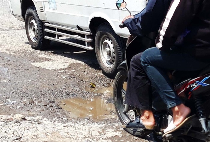 Protes Jalan Rusak, Warga Boyolali Pasang Spanduk Lucu-lucu Jalan Kalioso-Simo, Desa Jeron, Kecamatan Nogosari, Kabupaten Boyolali, Jawa Tengah, rusak parah. Warga pun protes dengan memasang spanduk-spanduk lucu.