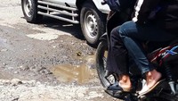 Menurut warga, spanduk-spanduk tersebut diketahui terpasang di tempat itu sejak Selasa (17/8) pagi. Namun tidak ada yang tahu siapa yang memasangnya.