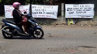 Sejumlah spanduk bernada protes jalan rusak terpasang di Jalan Kalioso-Simo, Desa Jeron, Kecamatan Nogosari, Kabupaten Boyolali, Jawa Tengah, (19/8/2021)