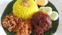 Nasi kuning Banjar punya ciri khas lauknya berupa haruan habang. Ikan berbumbu pedas menyengat ini makin enak disuap dengan nasi kuning. Bumbu dan resepnya bisa dilihat di sini! Foto: detikfood/odilia