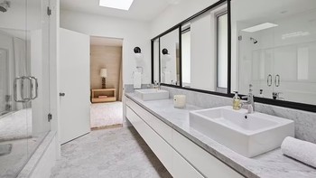 Kamar mandinya pun lebih mewah dari hotel bintang lima. Foto: Daily Mail