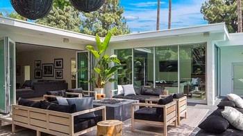 Februari silam, Koum menebus mansion besar di Malibu, California. Rumah yang terletak di pinggir pantai itu dibeli Koum senilai USD 87 juta atau di kisaran Rp 1,2 triliun dari sosialita bernama Diana Jenkins. Itu adalah nilai pembelian rumah terbesar di California sejauh ini pada tahun 2021. Foto: Daily Mail