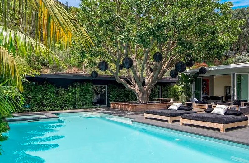 Rumah baru pendiri WhatsApp