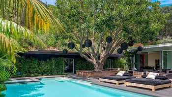 Koum sebelumnya sudah punya rumah di Malibu. Pada Agustus 2019, dia membelinya senilai USD 100 juta dari Ron Meyer, eksekutif terkenal di Hollywood. Foto: Daily Mail