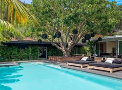 Rumah Baru Pendiri WhatsApp Mewahnya Nggak Ketulungan