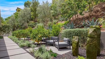 Desember 2020 silam, sang pendiri WhatsApp juga membeli rumah super mewah seharga USD 125 juta atau di kisaran Rp 1,8 triliun secara tunai, juga di Beverly Hills. Rumah itu sebelumnya dimiliki oleh mantan CEO Dreamworks, Jeffrey Katzenberg. Foto: Daily Mail