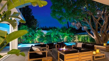 Penampakan bagian luar rumah baru Jan Koum yang cozy, bisa bersantai di tepi kolam renang. Foto: Daily Mail