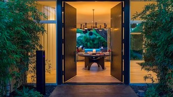 Dengan harga itu, Cindy sudah untung besar. Sebabnya rumah super besar dengan 5 kamar tidur itu dibelinya pada tahun 2017 senilai USD 11,62 juta. Ia pun meraup untung sekitar USD 1,8 juta setelah transaksi dengan sang pendiri WhatsApp. Foto: Daily Mail