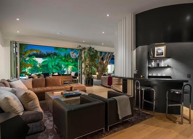 Rumah baru pendiri WhatsApp