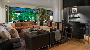 Bagian ruang tamu yang luas dengan perabotan mewah dan elegan. Foto: Daily Mail