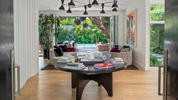 Adapun jumlah kamar mandinya ada 5, seluruh desain dan perabotannnya pun mewah. Foto: Daily Mail