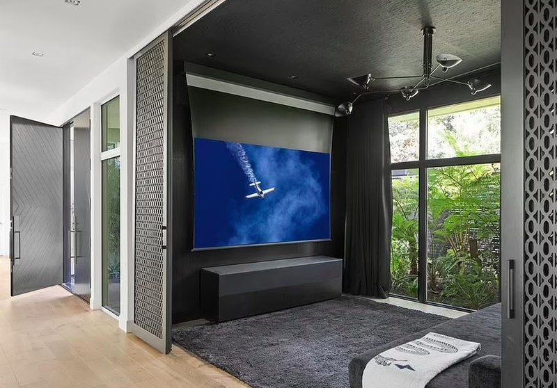 Rumah baru pendiri WhatsApp