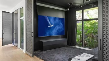 Ruang untuk bersantai sembari menonton televisi. Foto: Daily Mail