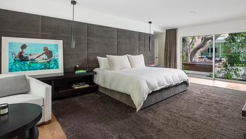 Kamar tidur utama yang sangat lapang dengan pemandangan alam di balik jendela. Foto: Daily Mail