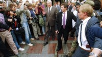 Presiden Rusia, Boris Yeltsin ke luar Gedung Federasi Rusia untuk menemui demonstran, di Moskow (20/8/1991). Tak lama, Boris Yeltsin berpidato di atas tank untuk menenangkan massa.