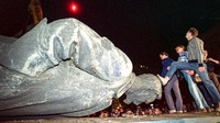 Demonstran menginjak patung pemimpin KGB, Felix Dzerzhinsky di Lubyanka Square, Moskow (23/8/1991). Dinas intelijen KGB menjadi simbol represifitas sistem Uni Soviet.