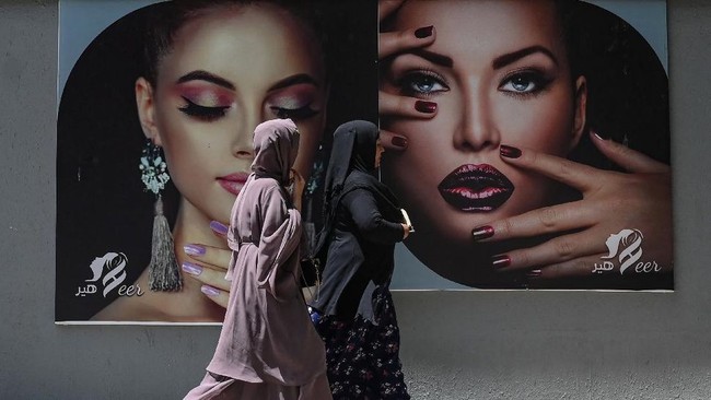 Foto-foto wanita ini merupakan poster di salon-salon kecantikan di Afghanistan. Sebelumnya poster-poster ini bebas hadir menghiasi kota. Foto: dok. SAJJAD HUSSAIN / AFP