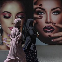 Foto-foto wanita ini merupakan poster di salon-salon kecantikan di Afghanistan. Sebelumnya poster-poster ini bebas hadir menghiasi kota. Foto: dok. SAJJAD HUSSAIN / AFP