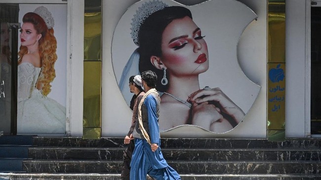 Taliban kembali berkuasa di Afghanistan membuat para wanita di sana merasa ketakutan. Karena sebelumnya ada banyak gambar wanita di publik, terutama di kawasan Kabul. Foto: dok. SAJJAD HUSSAIN / AFP