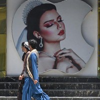 Taliban kembali berkuasa di Afghanistan membuat para wanita di sana merasa ketakutan. Karena sebelumnya ada banyak gambar wanita di publik, terutama di kawasan Kabul. Foto: dok. SAJJAD HUSSAIN / AFP