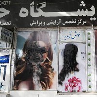 Sebelumnya juru bicara Taliban mengaku menjamin jika hak-hak wanita akan dihormati selagi masih dalam batasan Islam. Taliban berkomitmen untuk membiarkan perempuan bekerja sesuai dengan prinsip-prinsip Islam. Tapi tidak dijelaskan secara spesifik aturan tersebut. Foto: dok. Wakil KOHSAR / AFP