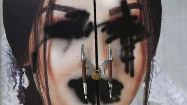 Foto-foto wanita di tembok-tembok salon atau butik di Afghanistan dihapus dan dicoret-coret. Begitu juga dengan bagian tubuh yang tidak tertutupi busana seolah tidak mengizinkan wanita untuk berpenampilan demikian. Foto: dok. Wakil KOHSAR / AFP