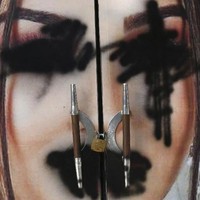 Foto-foto wanita di tembok-tembok salon atau butik di Afghanistan dihapus dan dicoret-coret. Begitu juga dengan bagian tubuh yang tidak tertutupi busana seolah tidak mengizinkan wanita untuk berpenampilan demikian. Foto: dok. Wakil KOHSAR / AFP