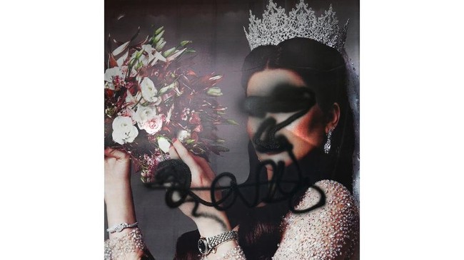 Masih Alinejad, wanita yang asal Iran yang belakangan aktif melaporkan kondisi di Afghanistan setelah Taliban berkuasa, mengungkapkan kekhawatirannya. Kemarin juru bicara Taliban Zabihullah Mujahid membuat pernyataan dengan mengaku mereka menghormati hak-hak wanita. Tapi hari ini kenyataannya di Kabul: pertama mereka menghapus foto-foto wanita kemudia mereka akan menghapus wanita dalam lingkungan publik. Iran sudah mengalami kebohongan-kebohongan ini 42 tahun lalu, tulisnya di Twitter. Foto: dok. Wakil KOHSAR / AFP