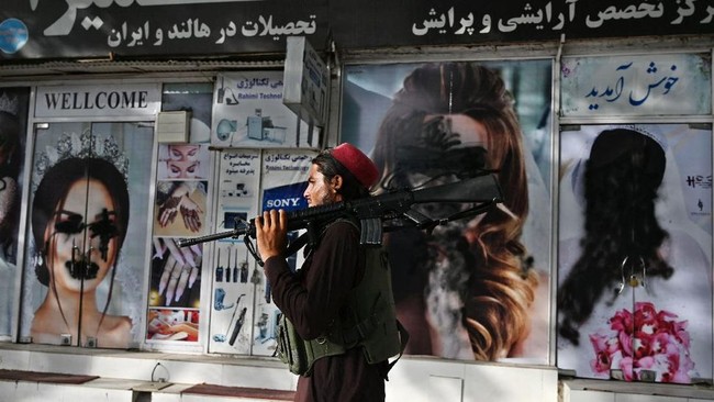 Namun kini pemandangan cantik itu malah berubah menjadi seram. Setelah Taliban berkuasa, wajah para model ditutupi dengan spray hitam atau dicat putih. Foto: dok. Wakil KOHSAR / AFP