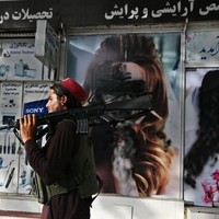 Namun kini pemandangan cantik itu malah berubah menjadi seram. Setelah Taliban berkuasa, wajah para model ditutupi dengan spray hitam atau dicat putih. Foto: dok. Wakil KOHSAR / AFP
