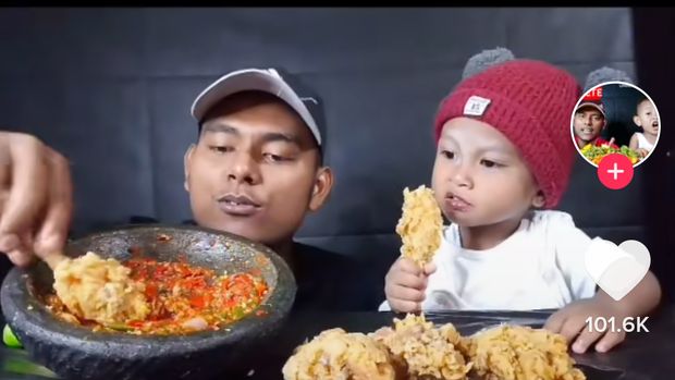 Sedih! Bikin Konten Mukbang Bareng Keluarga, Pria Ini Disebut Miskin dan Kampungan
