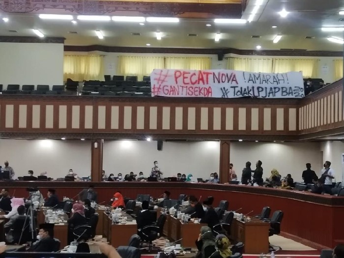 Sejumlah warga bentangkan spanduk Pecat Nova di DPR Aceh (Agus Setyadi-detikcom)