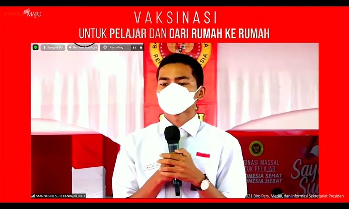 Siswa SMAN 5 Pekanbaru menyampaikan curhat sekolah tatap muka pada Jokowi setelah mendapat vaksinasi pelajar.