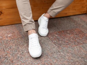 Tampil Keren dengan Mix & Match Sneakers Putih, Ini 5 Tipsnya