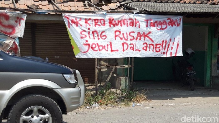 Spanduk protes jalan rusak di jalan Kalioso-Simo, Boyolali, Jawa Tengah, Kamis (19/8/2021).