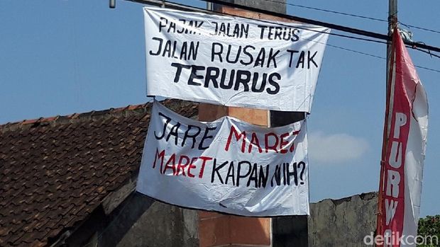 Spanduk protes jalan rusak di jalan Kalioso-Simo, Boyolali, Jawa Tengah, Kamis (19/8/2021).