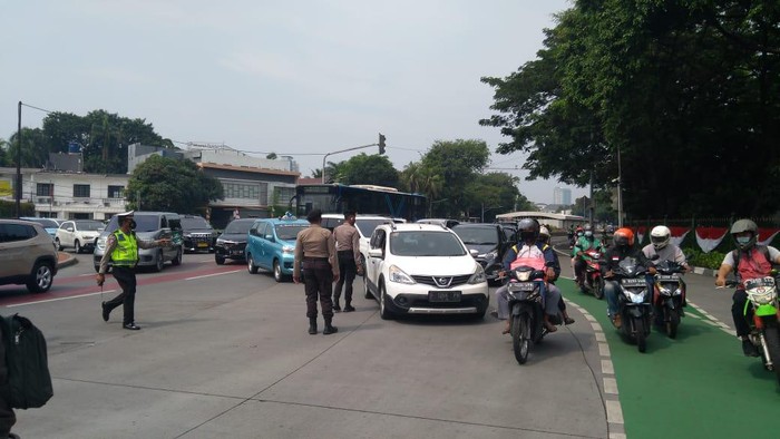 Suasana di pos pengecekan ganjil genap menuju Jl Sudirman Jakarta (Adhyasta-detikcom)