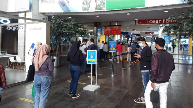 Suasana di Tangcity Mall yang kembali buka usai sebulan tutup