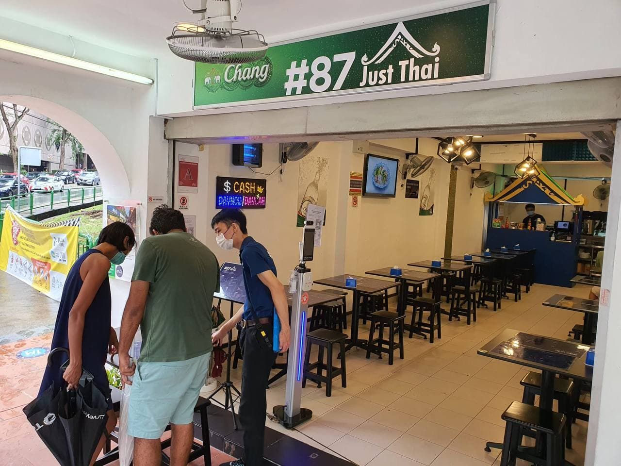 Tak Boleh Masuk Restoran karena Belum Divaksin, Wanita Ini Beri Rating Bintang 1