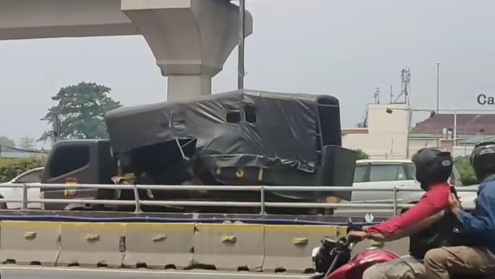 Tangkapan layar video viral truk polisi kecelakaan di Tol Cawang (Dok.istimewa/Instagram)