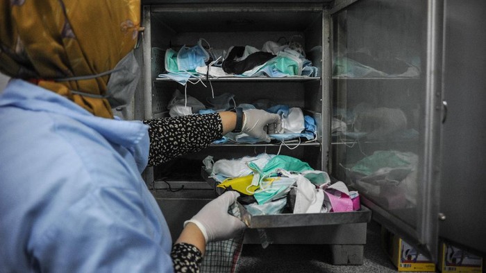 Petugas mengolah limbah masker untuk dijadikan biji plastik di Laboratorium Lembaga Ilmu Pengetahuan Indonesia (LIPI) di Cisitu, Bandung, Jawa Barat, Kamis (19/8/2021). Loka Penelitian Teknologi Bersih (LPTB) LIPI menawarkan alat yang teknologi untuk daur ulang limbah masker sekali pakai agar tidak menimbulkan timbunan sampah yang berbahaya bagi lingkungan yang nantinya dapat dimanfaatkan oleh masyarakat. ANTARA FOTO/Raisan Al Farisi/hp.