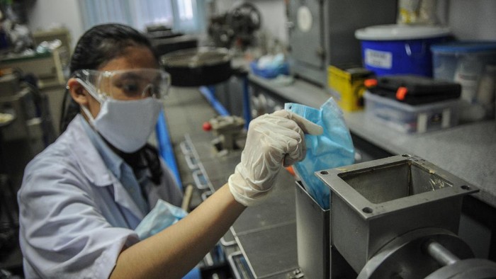 Petugas mengolah limbah masker untuk dijadikan biji plastik di Laboratorium Lembaga Ilmu Pengetahuan Indonesia (LIPI) di Cisitu, Bandung, Jawa Barat, Kamis (19/8/2021). Loka Penelitian Teknologi Bersih (LPTB) LIPI menawarkan alat yang teknologi untuk daur ulang limbah masker sekali pakai agar tidak menimbulkan timbunan sampah yang berbahaya bagi lingkungan yang nantinya dapat dimanfaatkan oleh masyarakat. ANTARA FOTO/Raisan Al Farisi/hp.