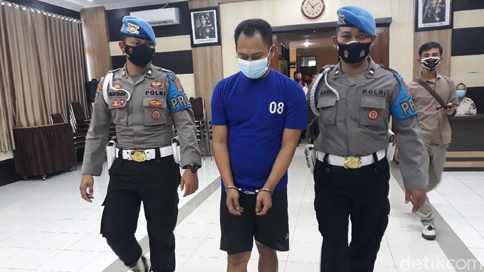 Tersangka Tugiran alias Gus Bayu, tersangka dukun palsu penipu bermodus menggandakan uang hingga 1.000 kali lipat. Gus Bayu mengklaim bisa mengubah duit Rp 100 menjadi pecahan Rp 100 ribu.