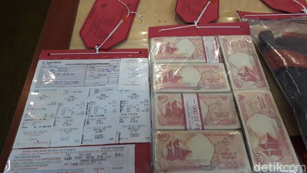 Tersangka Tugiran alias Gus Bayu, tersangka dukun palsu penipu bermodus menggandakan uang hingga 1.000 kali lipat. Gus Bayu mengklaim bisa mengubah duit Rp 100 menjadi pecahan Rp 100 ribu.