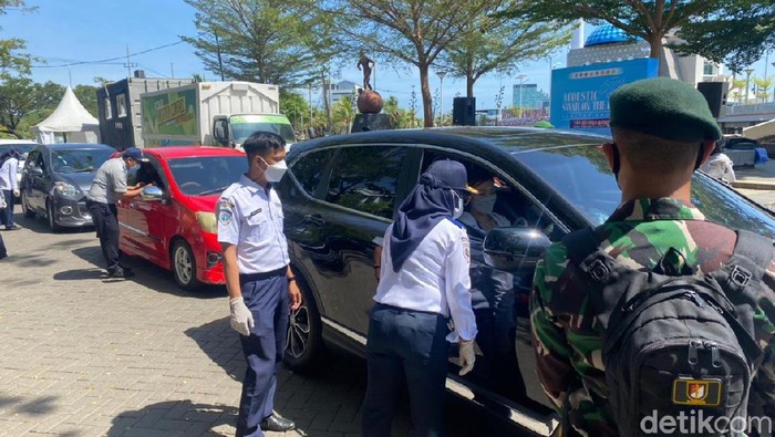 Tes angiten di pintu masuk Kota Makassar. (Ibnu Munsir/detikcom)
