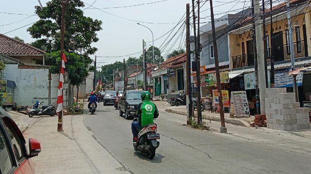 Tiang berada di tengah Jl Erha Depok, Jawa Barat. Tiang-tiang itu disebut membahayakan pengendara yang lewat.