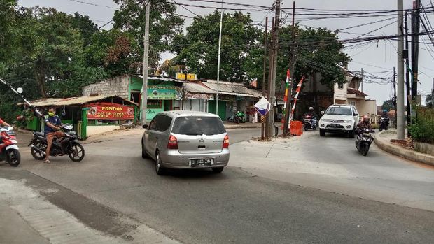 Tiang berada di tengah Jl Erha Depok, Jawa Barat. Tiang-tiang itu disebut membahayakan pengendara yang lewat.
