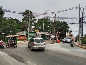 Bahaya! Tiang Membelah Jalan Juga Ada Dekat Pintu Tol Brigif di Depok